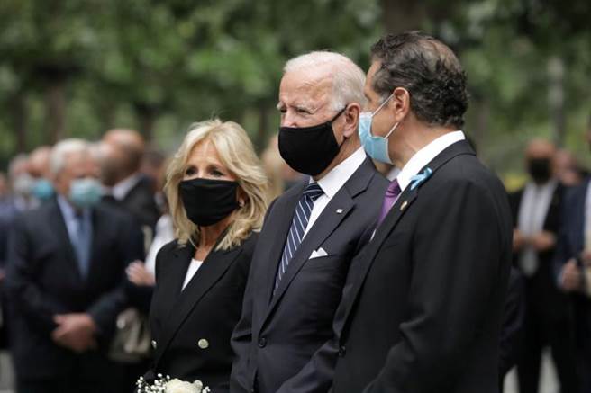 美国总统拜登(右二)首度回应纽约州长郭谟(右)的性骚扰丑闻，表示应等待司法调查的结果，并未主动要求郭谟下台。图为拜登伉俪去年9月11日，与郭谟出席911纪念仪式。(路透)