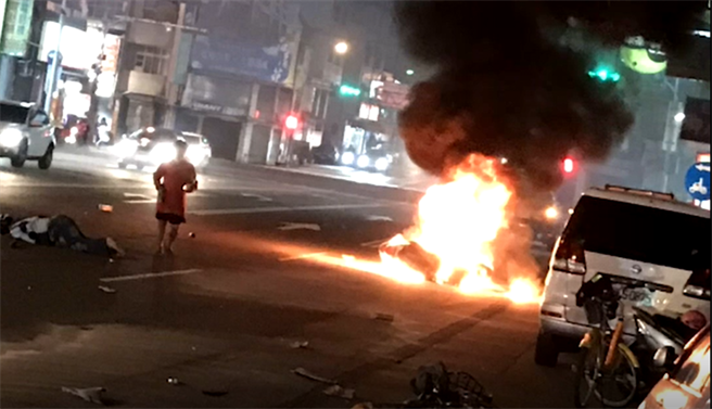 机车撞单车倒地 车体刮地40米爆火球 骑士重伤妇命危（翻摄 台中踢爆网）
