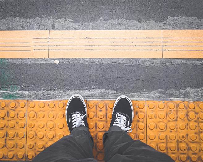 导盲砖分为引导用的「直条型地砖」和用于警告与提醒注意的「圆点地砖」两种。（图／达志影像）