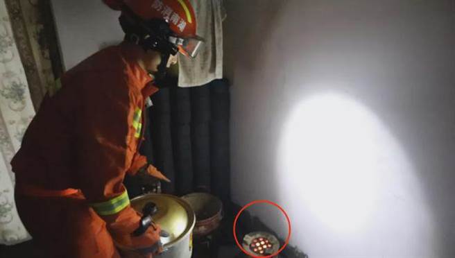 消防人员检查发现，原来是小胡一家人因为天冷用煤炉取暖，又将门窗紧闭导致空气不流通，才引起一氧化碳中毒现象。(翻摄网路)