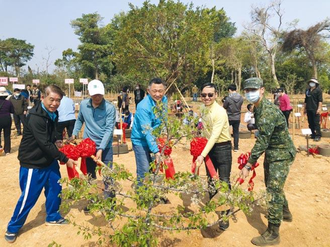 TOYOTA一车一树首度踏足离岛金门，与金门县政府、慈心有机农业发展基金会于3月12日植树节在金沙镇斗门社区举办植树活动与合作造林签约仪式。图／业者提供
