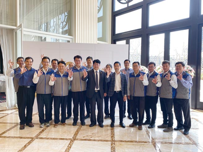 瑞助營造董事長張正岳（前排左五）表示，下一個30年將打造全方位營建管理集團。圖／瑞助提供