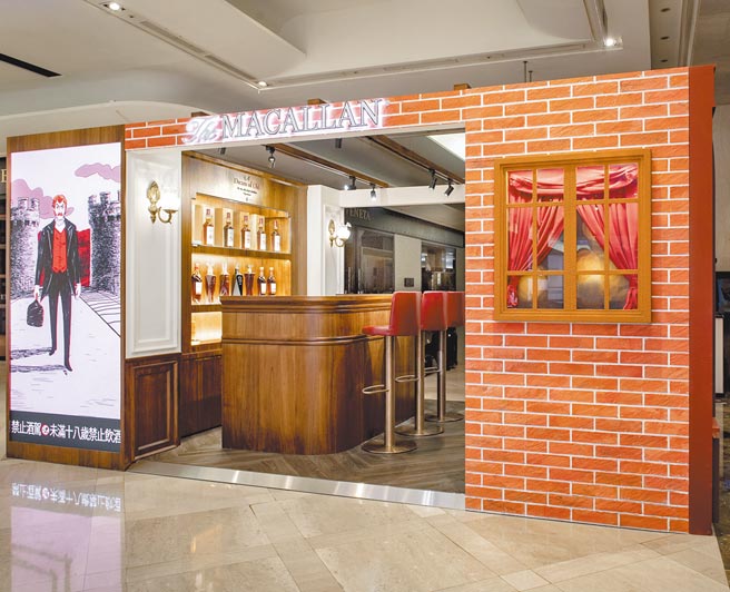 重返19世纪英伦酒吧，麦卡伦在台北信义区新光三越A9馆举行惊喜快闪，打造为期82天的「麦卡伦The Macallan RED Collection Bar」（即日起～5/10），以「麦卡伦红」的色彩概念贯穿空间设计，传达麦卡伦跨世纪的文化价值，以及成为顶级威士忌代名词的动人过程。让人沉醉在復古英伦老时光，并有机会品味五款当代麦卡伦珍稀佳酿。图／业者提供