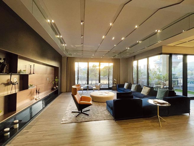 「京梧桐」採大面落地景观窗设计，全视角欣赏高雄港的山脉和河流。图／业者提供