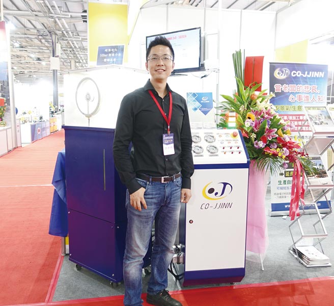 可杰企业总经理林杰祺和该公司高压冷却系统合影。图／黄俊荣