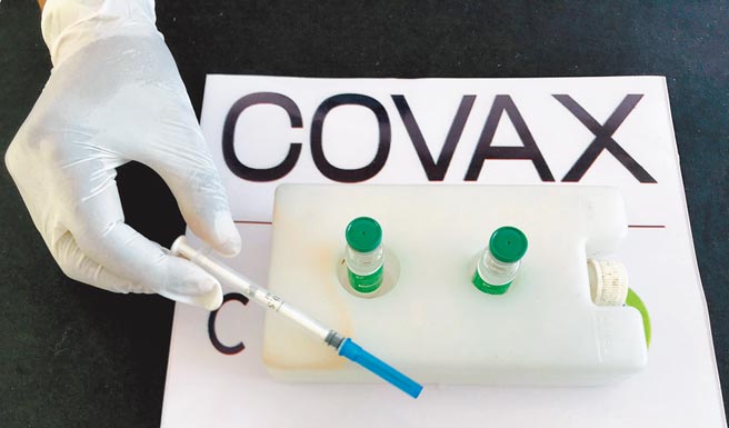 中央疫情指揮中心發言人莊人祥14日表示，我國向COVAX平台洽購476萬劑，有遇到一些轉折，目前陸續在解決中。圖為COVAX平台的AZ疫苗。（路透）