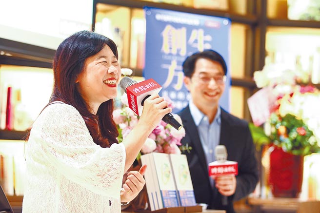 曾任台北市副市長、台北市政府文化局的李永萍（左），在台北推動許多地區的活化改造。（鄧博仁攝）