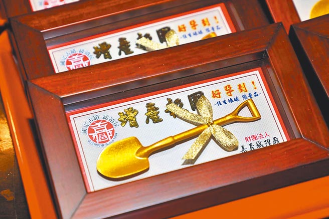 据传有助孕效果每年送出上千把的嘉义市城隍庙金铲子。（嘉义市政府提供／吕妍庭嘉义传真）