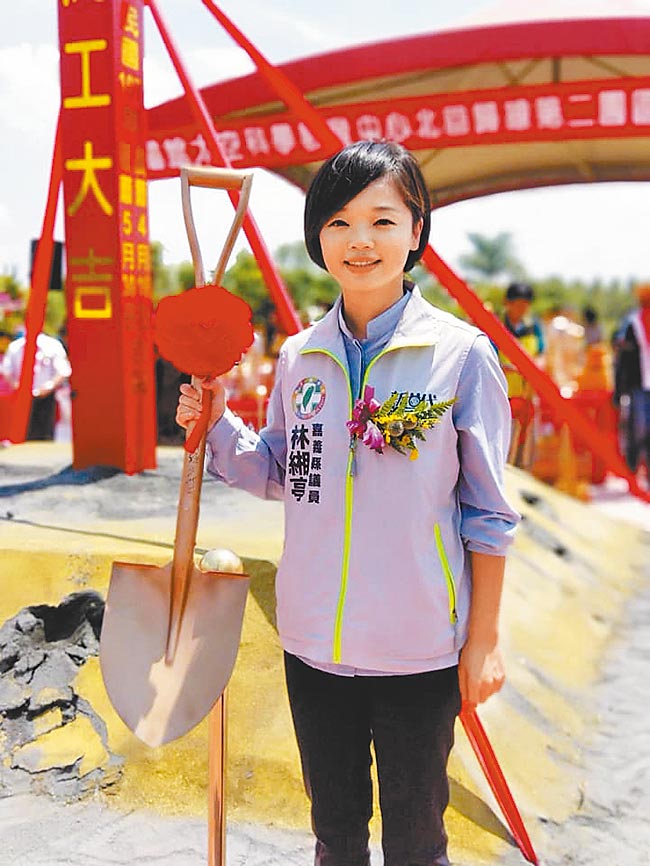 嘉義縣議員林緗亭本身未婚，卻經常受民眾請託，代向動工單位拿金鏟子，至今送出多把金鏟子，中獎率百分百。（林緗亭提供／呂妍庭嘉義傳真）