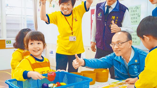 北市内湖区东湖地区幼托设施严重不足惹议，图为教育局长曾灿金（右）参访公幼上课状况。（教育局提供／张薷台北传真）