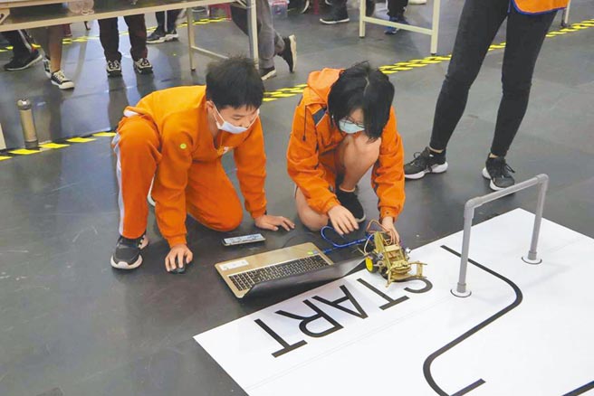 新北市教育局日前与台湾师范大学、科技北区辅导中心等单位共同举办「START智慧小车竞赛」，吸引6县市、297位选手参与。（新北市教育局提供／许哲瑗新北传真）