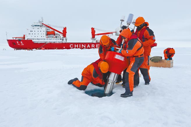 大陸近年積極探勘北極，圖為大陸雪龍號的北極科學考察隊，在短期冰站布放大陸自主研發的冰基拖曳式海洋剖面浮標。（新華社）