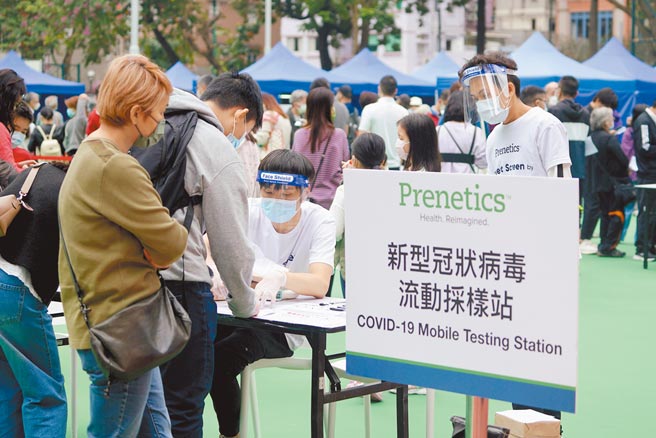 香港新冠疫情再起，14日，眾多市民在香港湾仔修顿游乐场流动採样站排长龙，准备接受新冠病毒强制检测。（中新社）