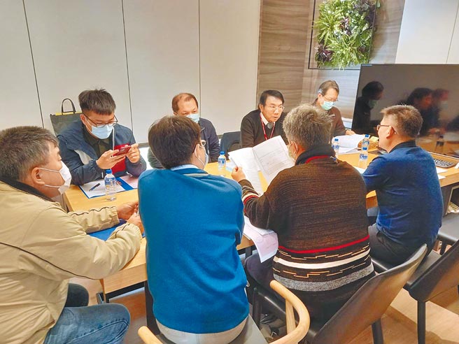 新竹县政府消保官办公室日前查竹北房市开卖状况，也提醒建商应提供充分的资讯及资料予买家，勿影响正常交易市场。（新竹县政府消保官办公室提供／庄旻静新竹传真）