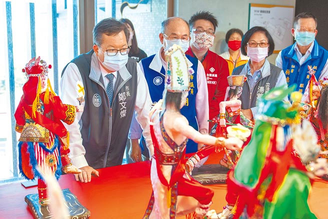 纸塑神像匠师蔡尔容特地提供整组纸塑妈祖出巡队伍，让参展民眾大饱眼福，桃园市长郑文灿也惊艳。（蔡依珍摄）