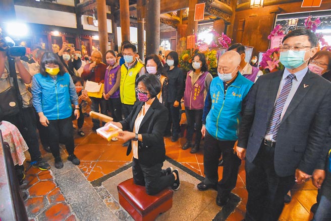 彰化县长王惠美等人齐聚鹿港龙山寺，用掷筊的方式请示龙王祭办理时程，神奇的是去年怎么掷都掷无筊，今年相当顺利，还一连拿下5个圣筊，让现场民眾啧啧称奇。(吴建辉摄)