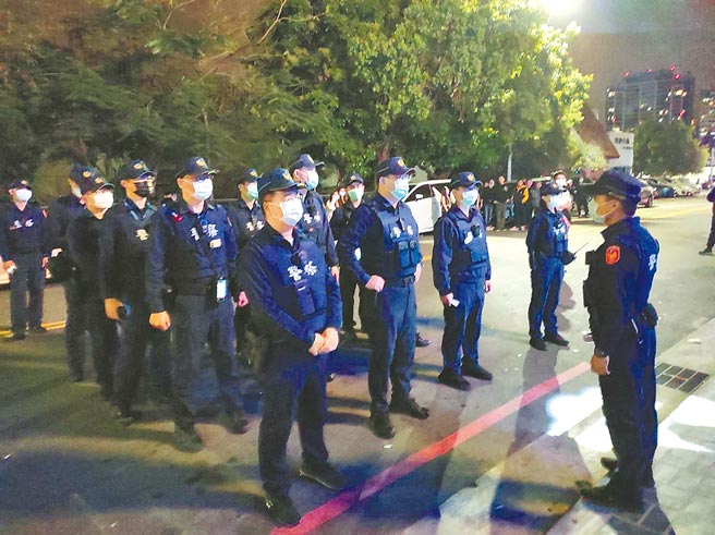 台中市警方实施扩大临检扫荡，夜店容留人数超量遭开罚。（民眾提供／卢金足台中传真）