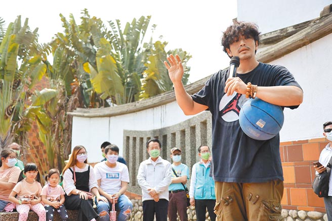 再現劇團團長黃民安（前）13日到草草戲劇節演出，休息空檔卻不幸驟逝。（阮劇團提供／張毓翎嘉義傳真）