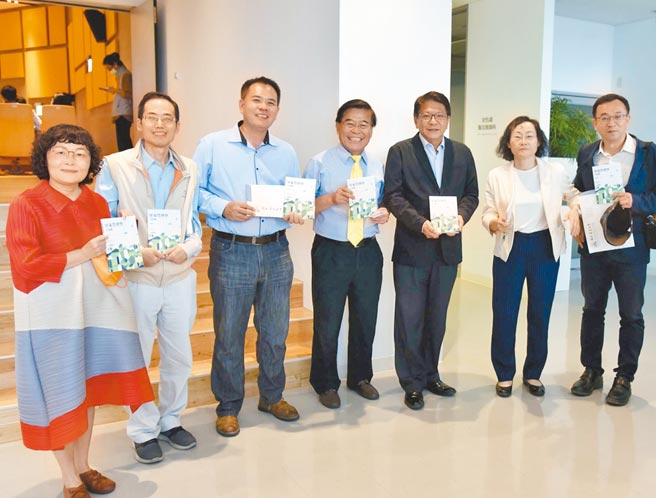 屏东大学出版的《屏东管理学》14日下午举办新书发表会，书中共採访9家屏东在地企业，分享企业创业故事和管理策略。（潘建志摄）