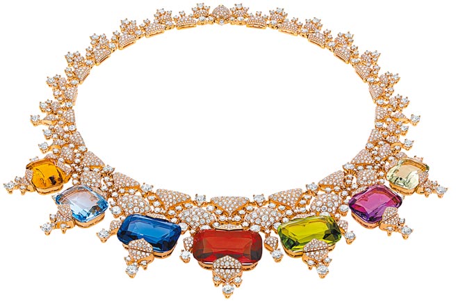 寶格麗彩寶項鍊蒐羅大克拉紅碧璽、拓帕石、黃水晶等彩寶，詮釋巴洛克藝術濃郁豐沛的色彩風格。（寶格麗提供）