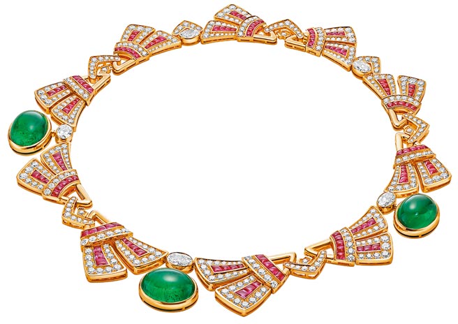 寶格麗BAROCKO祖母綠項鍊，3顆分別近15克拉哥倫比亞祖母綠，以紅寶石和鑽石勾勒的蝴蝶結，把3顆祖母綠串聯起來，奢華唯美。（寶格麗提供）