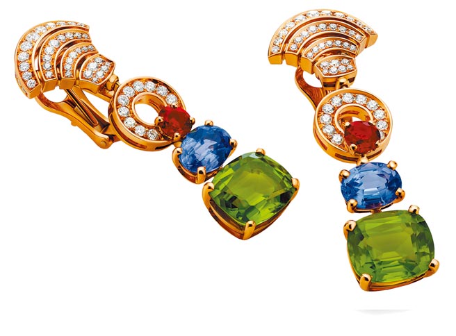寶格麗BAROCKO彩寶耳環，鑲嵌橄欖石、坦桑石和紅寶石，充滿巴洛克藝術色彩風格。（寶格麗提供）