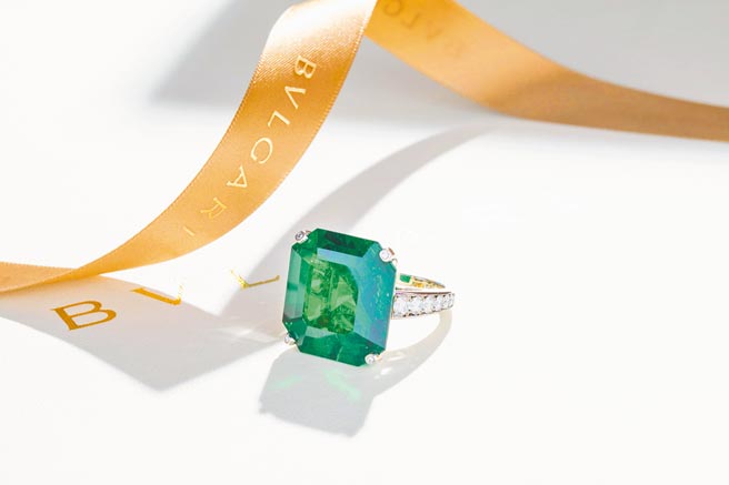 寶格麗BAROCKO系列祖母綠戒指，祖母綠主石重30.46克拉，逾3億元。（寶格麗提供）