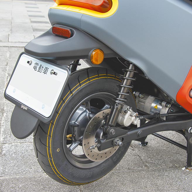 选配：造型牌照框。（陈大任摄）