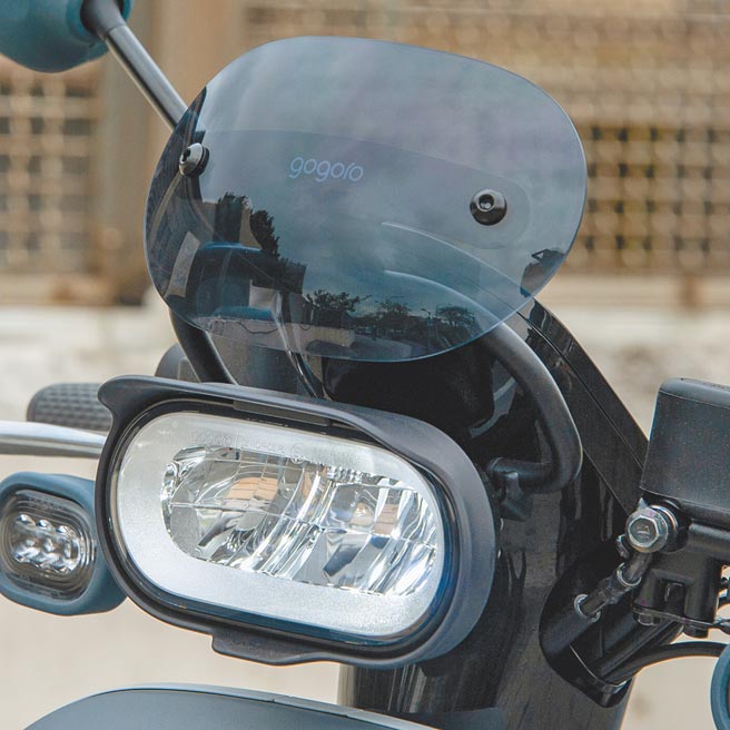 选配：椭圆小风镜、头灯饰框。（陈大任摄）