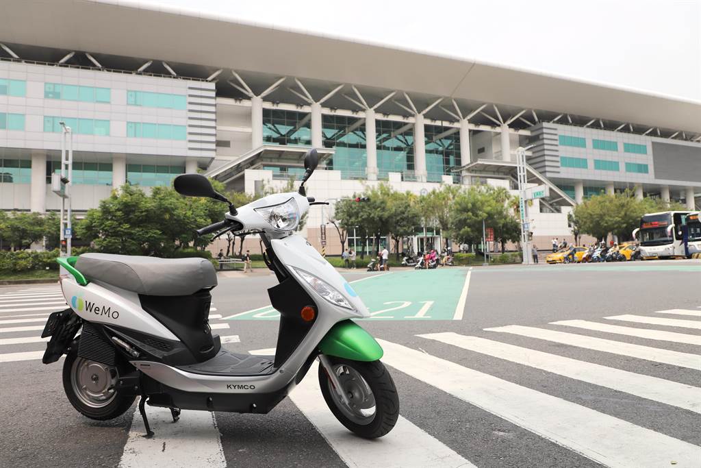 WeMo Scooter 提供高雄左營高鐵站信府地上專屬免費停車場。（WeMo提供）