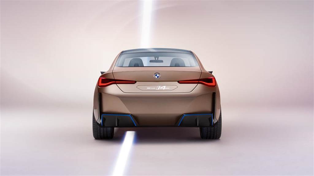 馬力破 500 匹的大鼻孔電動轎跑：BMW i4 量產車型 3 月 17 日現真身