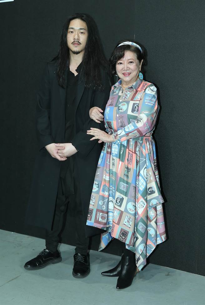 图一：INF设计师郭玮与影后陈淑芳合影。（粘耿豪摄）
