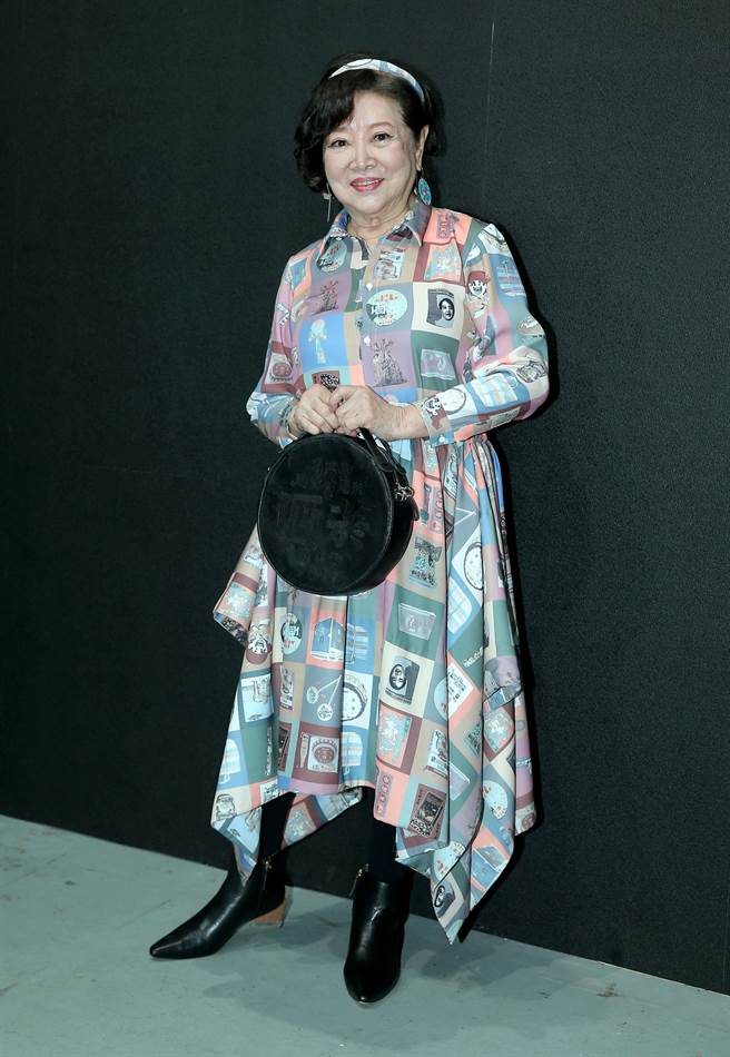 图二：影后陈淑芳身穿柑仔店元素印花洋装，搭配以菸酒公卖铁牌电绣包为INF献上走秀处女秀。（粘耿豪摄）