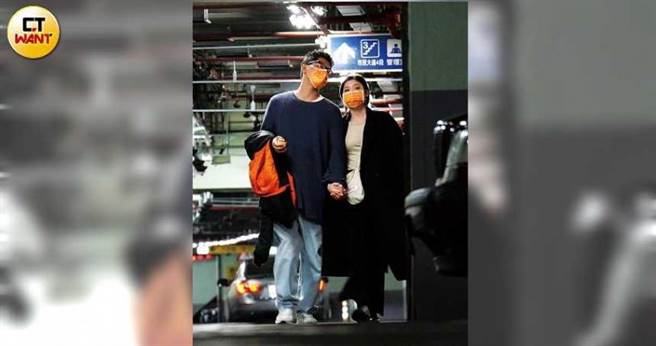 飽餐後，小倆口牽著手準備取車返家休息。（圖／攝影組）