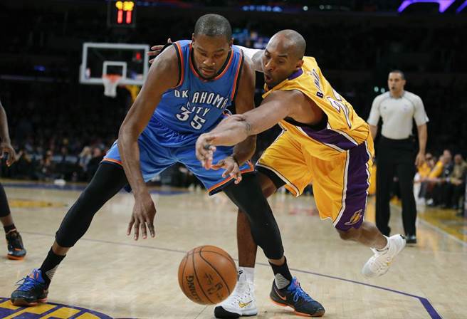 杜兰特(左)曾在雷霆与湖人布莱恩交手长达9年。（美联社资料照）