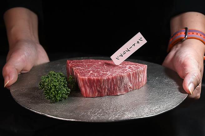 「俺達的肉屋」廚房用餐區很近，肉食材分切、呈盤，到上到客人桌上，全程要在30秒內完成。（圖／姚舜）