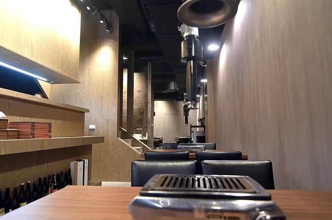 俺達的肉屋」新店店裝走「大人系」風格，較沈穩內歛。（圖／姚舜）