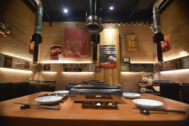 俺達的肉屋」新店店裝走「大人系」風格，較沈穩內歛。（圖／姚舜）