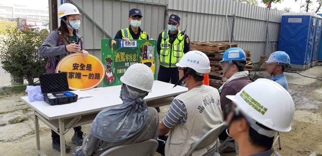 永康警分局配合勞工局前進轄區工地實施工地高架作業酒測抽查及宣導。(永康警分局提供／曹婷婷台南傳真)