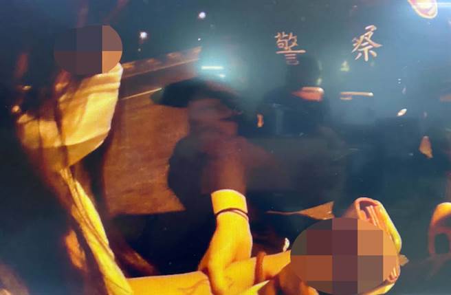 一名女兵15日深夜企图跳下安平四草大桥，员警及时拦阻。（民眾提供）