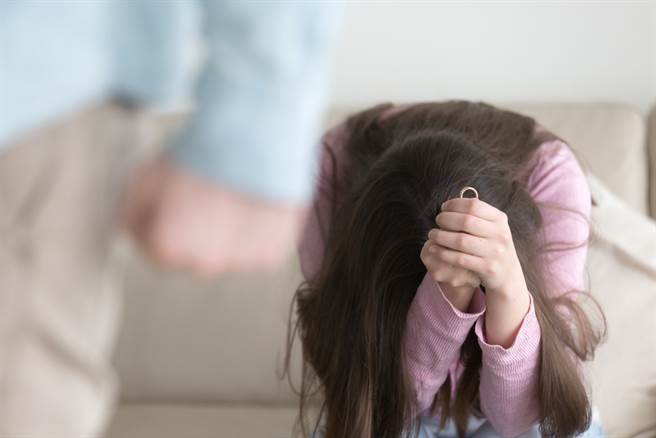 30岁男友月收入仅6万元，女超狂精算喊「没10万我不敢结婚」，引发网友热议。（图／Shutterstock）