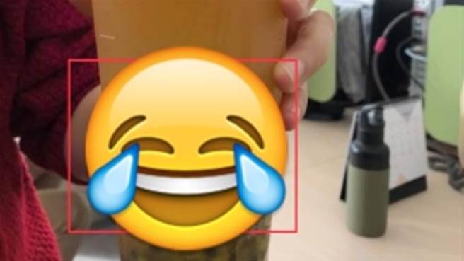 不少民眾会使用载具将发票存起来，台中一名男网友日前买了一杯手摇饮，便向店员表示「发票存里面」，没想到回家后却发现发票在饮料杯里。（图／翻摄自大里人聊天室）