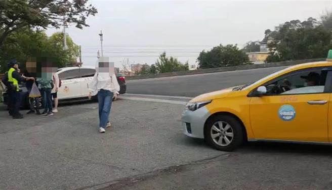 台北游客到苗栗市功维叙游玩，疑遭游览车司机丢包，等了1个多小时只好报警求援。（读者提供／何冠娴苗栗传真）