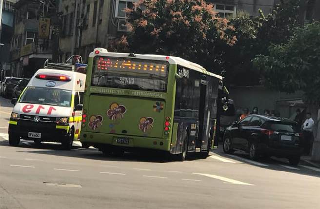 北市文山区发生公车辗路人命危车祸。（截自脸书《木栅社团》）