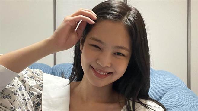 Jennie近日登上時尚雜誌封面，大秀凹凸有致的身材。（圖／IG@jennierubyjane ）