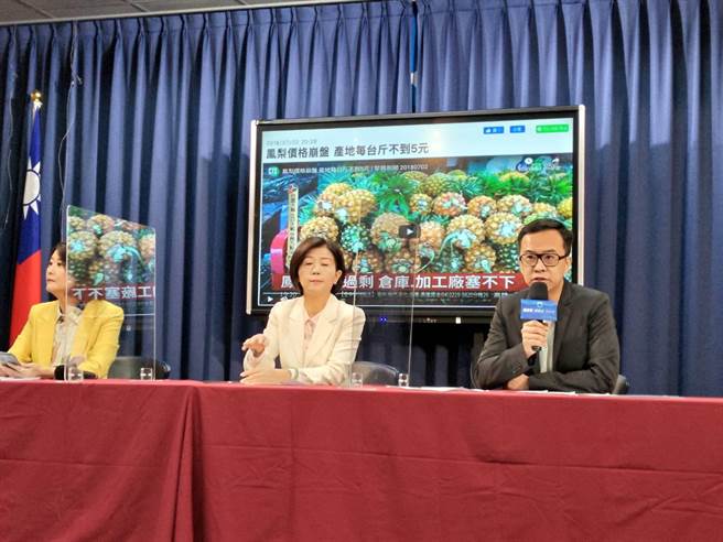 黄子哲（右起）、王育敏及王鸿薇上午开记者会。（黄福其摄）