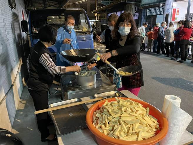 新北市板橋區新生里里長王保利自費購買雲林縣水林鄉的蕃薯2500斤，支持辛苦蕃薯農，分送給鄰里享用。（翻攝）