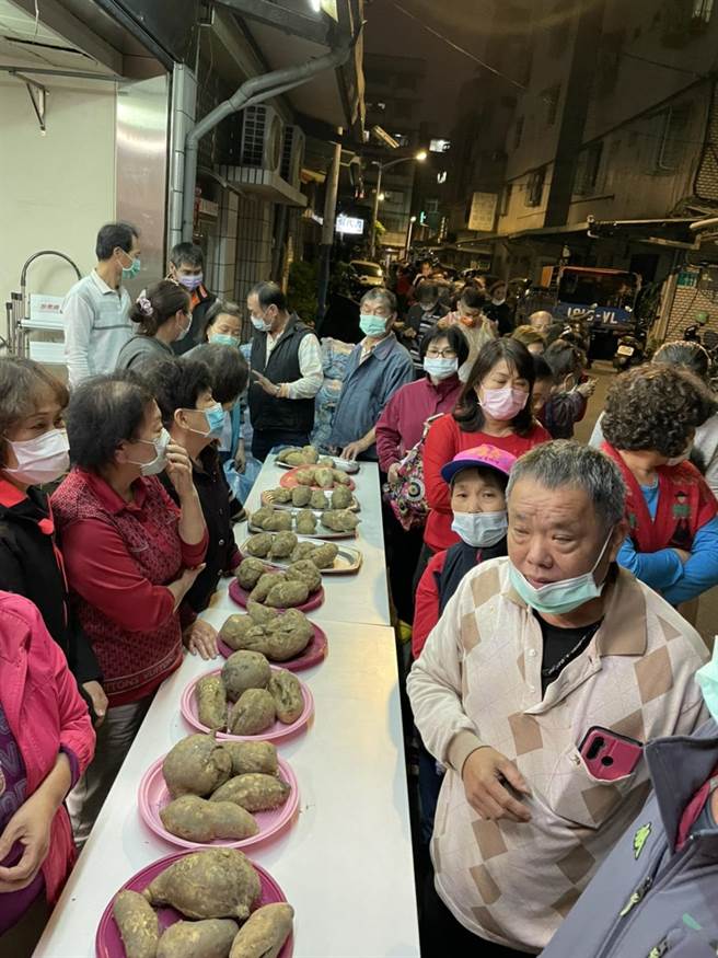 新北市板橋區新生里里長王保利自費購買雲林縣水林鄉的蕃薯2500斤，支持辛苦蕃薯農，分送給鄰里享用。（翻攝）