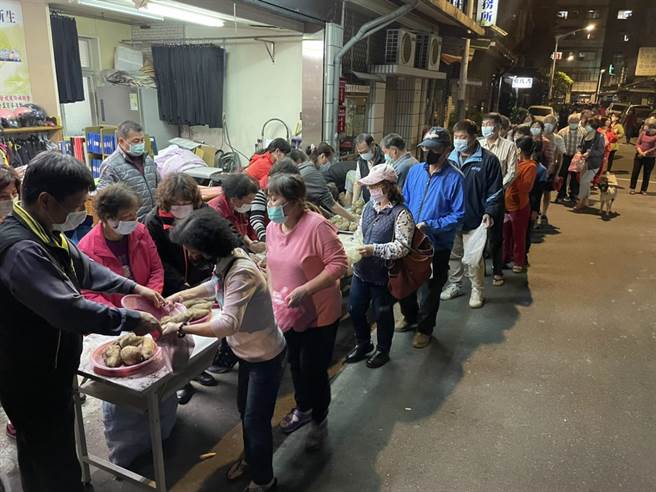 新北市板橋區新生里里長王保利自費購買雲林縣水林鄉的蕃薯2500斤，支持辛苦蕃薯農，分送給鄰里享用。（翻攝）