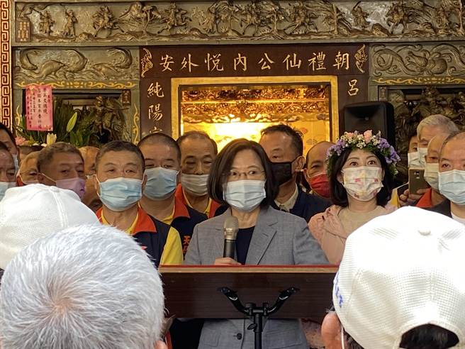 蔡英文参加天母三玉宫天母水道祭祈福仪式提到，特别来颁发「爱瑶令」，声援吴思瑶。（游念育摄）